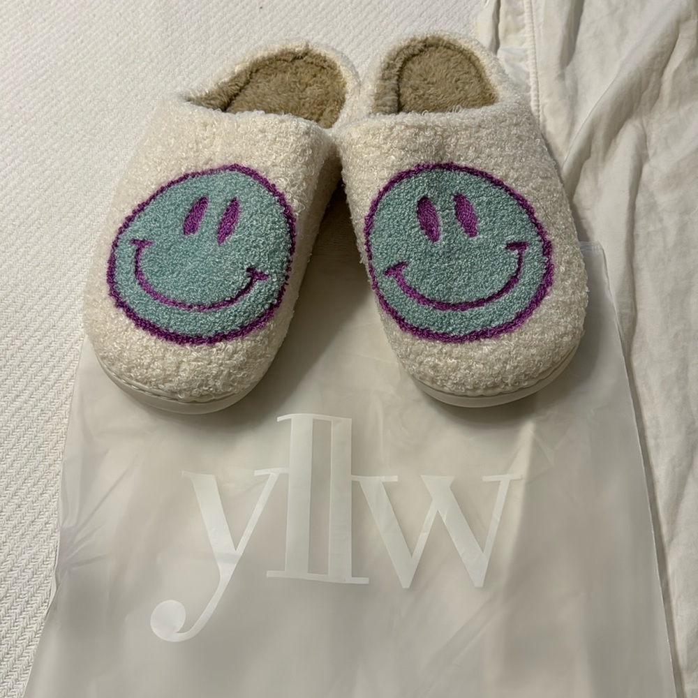 New Yllw  Happy Home Slippers size Medium